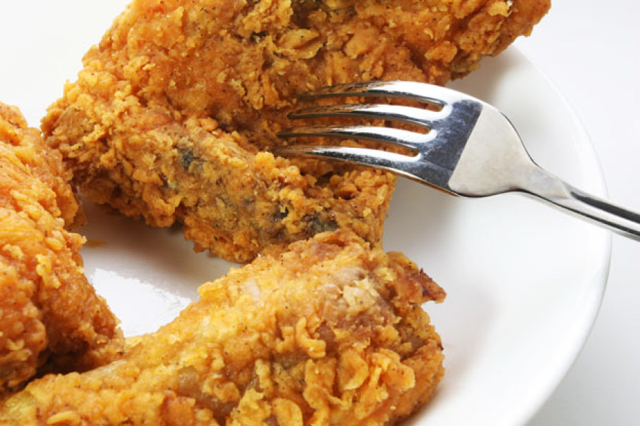 eat fried chicken with fork